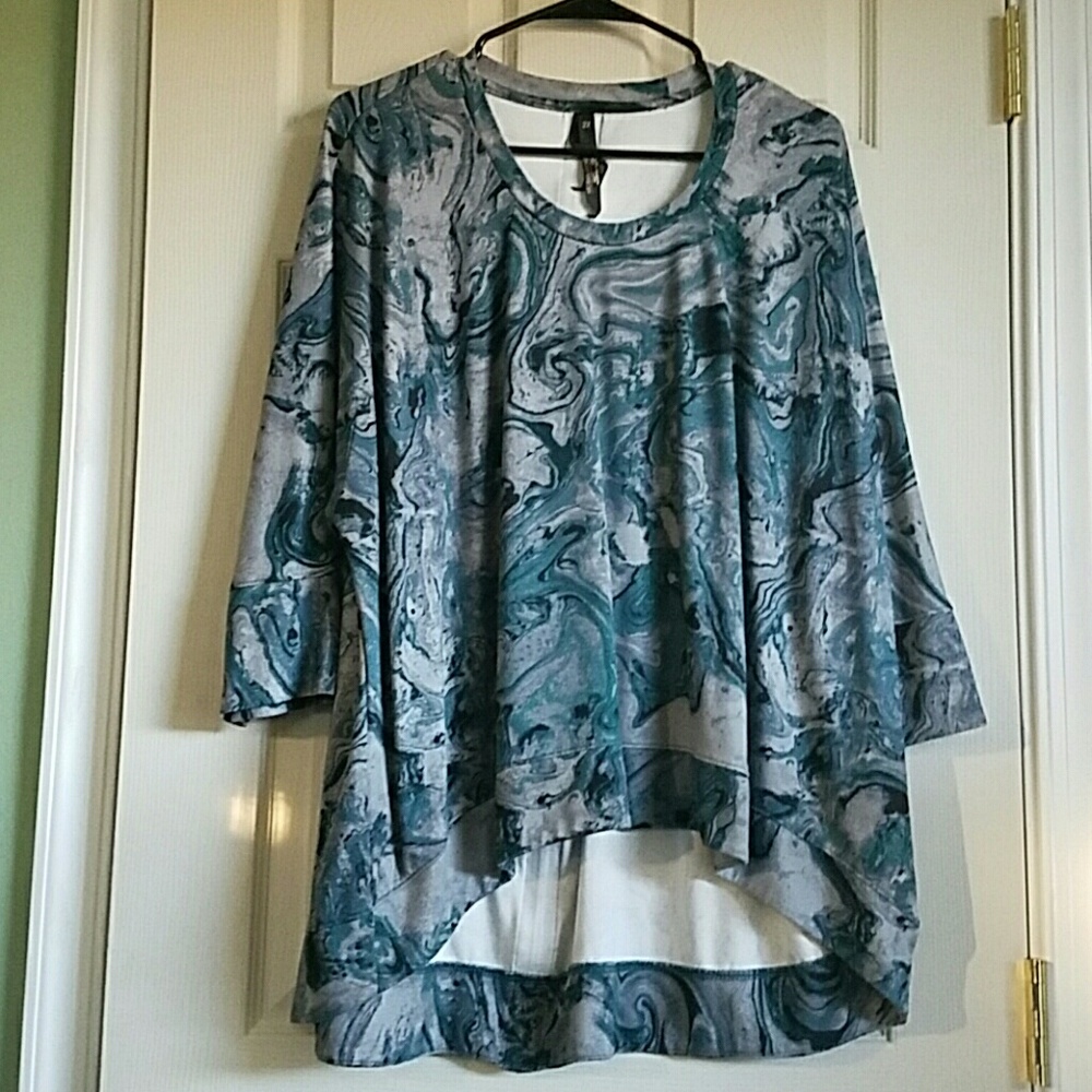 Like new! Melissa McCarthy marble top Size 2X